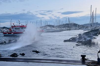 Bodrum marinada milyonluk yatları batıran yangın. Gece saatlerinde alev aldı, rüzgarla beraber büyüdü