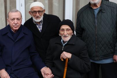 Cumhurbaşkanı Erdoğan, Rize'de komşularıyla bayramlaştı