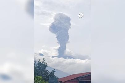 Endonezya'nın en aktif volkanı patladı