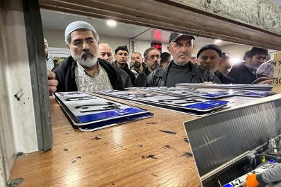 Gece gündüz plaka basılıyor. Süre azaldı, uzun kuyruklar oluştu