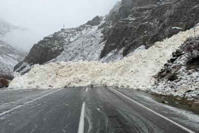 Hakkari-Çukurca kara yolu kapandı. Köyün yakınına düşen çığ görüntülendi