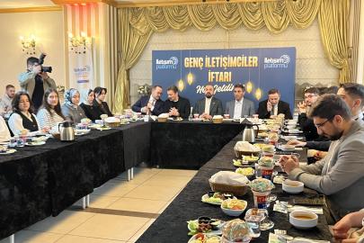 İstanbul’da iletişim fakültesi öğrencileri AK Parti'nin düzenlediği iftarda buluştu