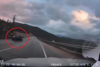 Kayganlaşan yolda kontrolden çıktı, faciadan dönülen o anlar araç kamerasına yansıdı