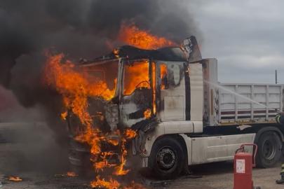 Korkutan görüntü. Park halindeki tır alev alev yandı