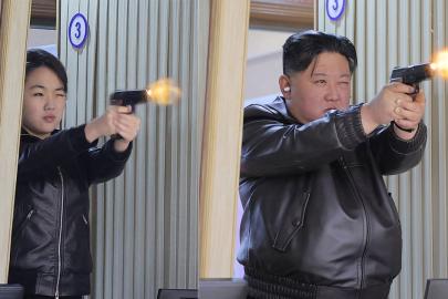 Kuzey Kore: 12 yaşındaki veliaht poligonda atış yaptı