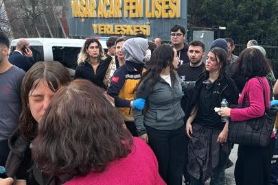 Lise laboratuvarında deney sırasında patlama. Öğrencilerin elleri ve yüzleri yandı