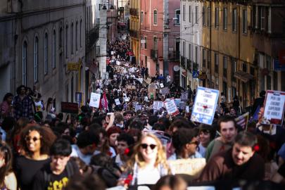 Lizbon’da öğrenciler yükseköğretim talepleri için yürüdü