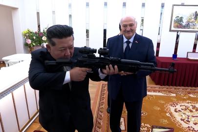 Lukaşenko'dan Kim Jong Un'a silah hediyesi. "Düşman çıkarsa diye"