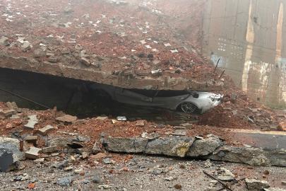 Maltepe'de okulun istinat duvarı çöktü. Park halindeki araç ezildi