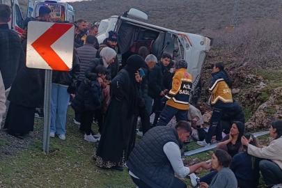 Mardin'de devrilen yolcu midibüsünde 13 kişi yaralandı