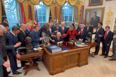 Oval Ofis'te ilginç anlar. Trump'a dokunup dua ettiler