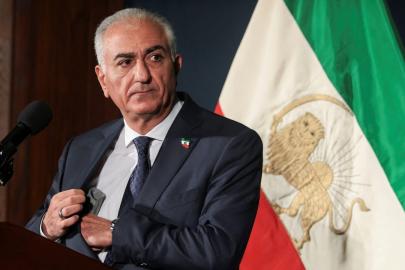 Pehlevi'ye kamera şakası. Kandırıldığını fark etmedi, "Adolf" ile el sıkıştı