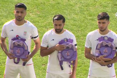 Sahaya okul çantasıyla çıktılar; İranlı futbolcular kaybedilen çocukları unutmadı