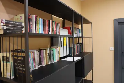 Sakarya’da öğrenciler çamaşırları yıkanırken kitap okuyor