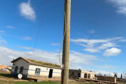 Şanlıurfa'da elektrik direğini oyup kaçak hat çektiler