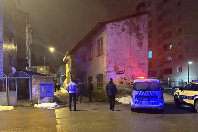 Sokakta boğazı kesilerek öldürüldü