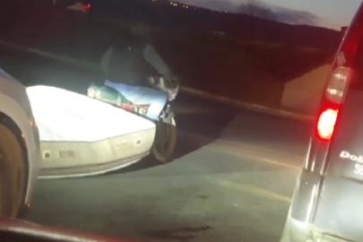 Trafikte 'pes' dedirten görüntü: Motosikletle yatak taşıdı