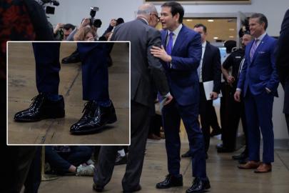 Trump Osmanlı padişahlarını mı taklit ediyor? Bakanlara ayakkabılarını veriyor, büyük numara olsa da giyiyorlar