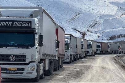 Türkiye-İran sınır kapısında 2 kilometrelik tır kuyruğu oluştu