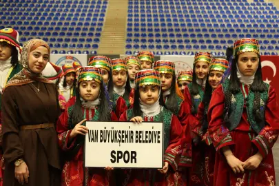 Van Büyükşehir halk oyunlarında şampiyon