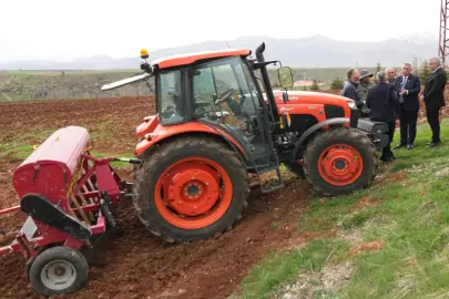 Adana'da Tufanbeyli çiftçisine çilek ve nohut desteği