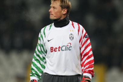 Arsenal'in eski kalecisi feci kazada can verdi