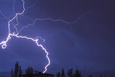 Bangladeş'te yıldırımlar 14 kişiyi öldürdü