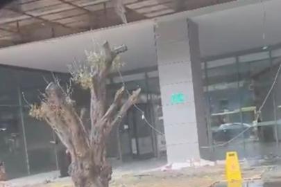 Batman’da sağanak sele neden odu, AVM girişinde tavan çöktü