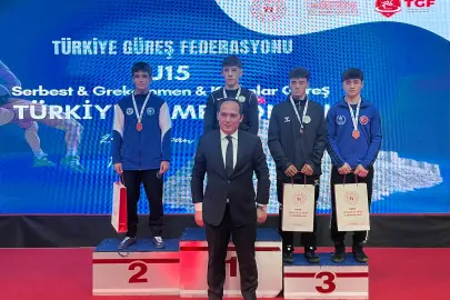 Bursalı güreşçiler Türkiye kürsüsünde