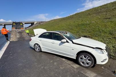 Çatalca'da takla atan otomobildeki 2 kişi kazadan yara almadan kurtuldu