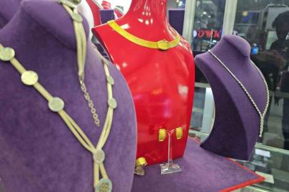 Elazığ’da ilk: Evlenecek çiftler için Trabzon hasırı altın kaplama gümüş setler görücüye çıktı