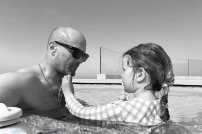 İngiliz oyuncu Jason Statham'dan sonsuzluk havuzunda poz