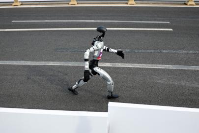 İnsansı robotlar koşu rekorunu 7 dakika farkla kırdı