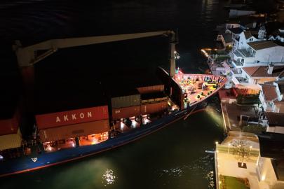 İstanbul Boğazı'nda gemi arızası. Yalıya çarpmaya metreler kala karaya oturdu