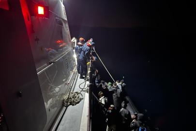 İzmir açıklarında 21 düzensiz göçmen yakalandı