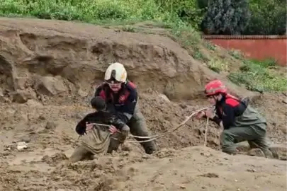 İzmir Torbalı'da çamura saplanan iki çocuğu itfaiye kurtardı