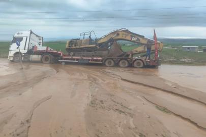 Kurtalan yolunda tehlikeli birikinti: Araçlar mahsur kaldı