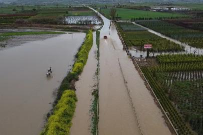 Kuvvetli sağanak sonrası göle döndü. Tarım arazileri ve kara yolunu su bastı