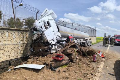Mardin’de petrol yüklü tanker duvara çarptı: 1 yaralı