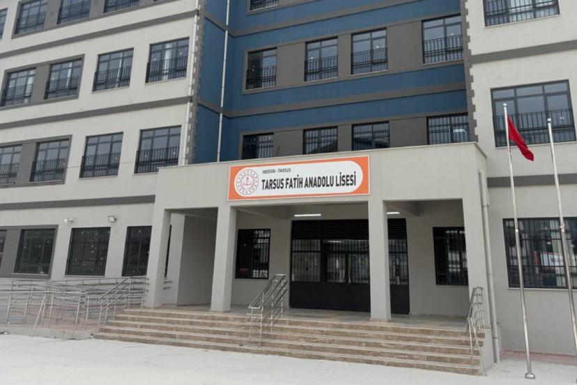 Mersin’de lise öğrencisi okulda silahla yakalandı