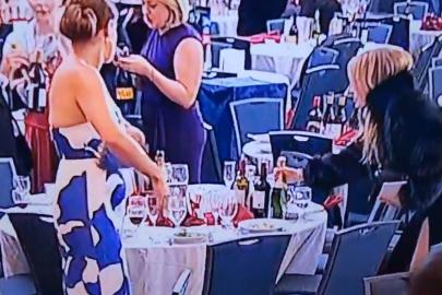 Silahlı saldırı girişimini fırsat bilen davetliler şişeleri çantaya attı