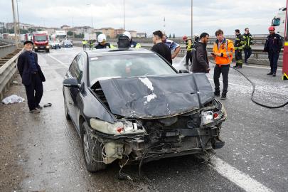 Trafik durdu. TEM Otoyolu'nda 7 araç birbirine girdi