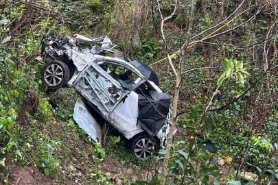 Yamaçtan yuvarlanan otomobilde öğretmen ve babası hayatını kaybetti