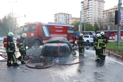 Yanan elektrikli otomobile battaniye yöntemiyle müdahale