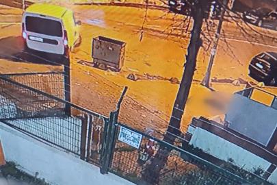 Yok böyle vicdansızlık! Kaldırımda yatan köpeği ezip yollarına devam ettiler