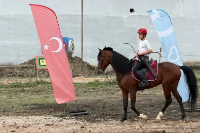 Balıkesir’de üniversiteliler binicilik ve atlı okçulukla tanıştı