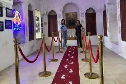 “Baskı / Altında” sergisi görünmeyen yüklerle yüzleştirdi