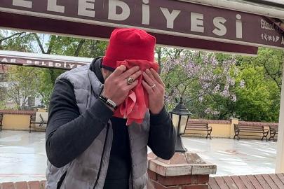 Bayrak hassasiyeti duygulandırdı: ''Bütün yıkımlardan çıkan bayrakları hep topluyorum" 