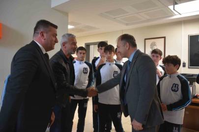Çakmur, Ahmet Hamdi Tanpınar Ortaokulu futsal takımını kutladı