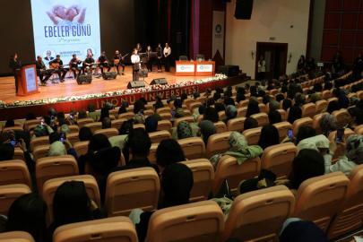 Dünya Ebeler Günü’nde ebeliğin manevi boyutu konuşuldu